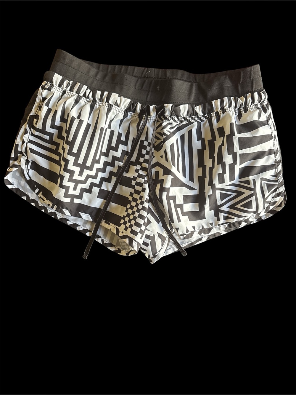 City streets Women's Black & White Geometric Active Shorts XS
